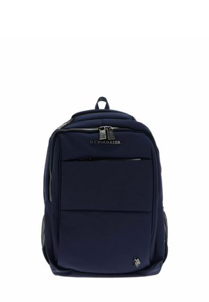 Sac à dos en polyester bleu marine avec deux poches zippées à l'avant, dos rembourré, et bretelles réglables. Il est doté d'un logo argenté et de poches latérales en mesh.