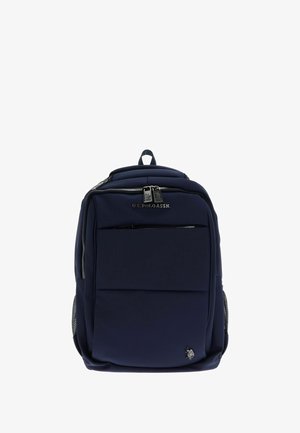 Sac à dos en polyester bleu marine avec deux poches zippées à l'avant, dos rembourré, et bretelles réglables. Il est doté d'un logo argenté et de poches latérales en mesh.