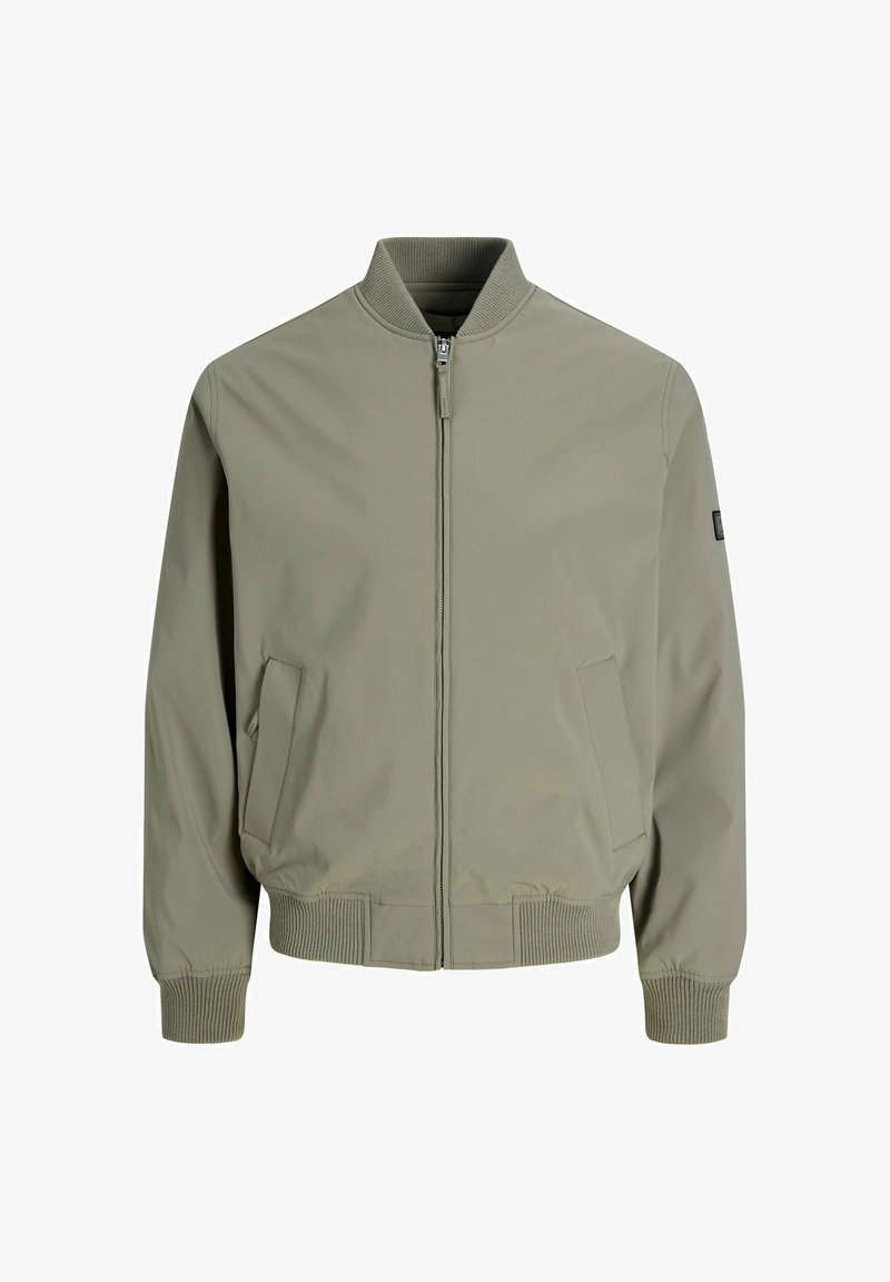 Veste bomber marron clair avec col, poignets et ourlet côtelés, fermeture éclair à l'avant et deux poches inclinées sur fond blanc.