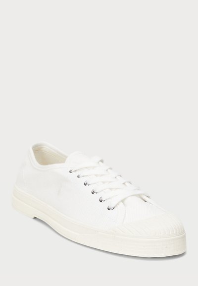 Λευκά πάνινα αθλητικά παπούτσια με στρογγυλή μύτη, υφασμάτινη επιφάνεια, έξι θηλιές, λευκά κορδόνια και καουτσούκ σόλα με οριζόντιες γραμμές στη μύτη.