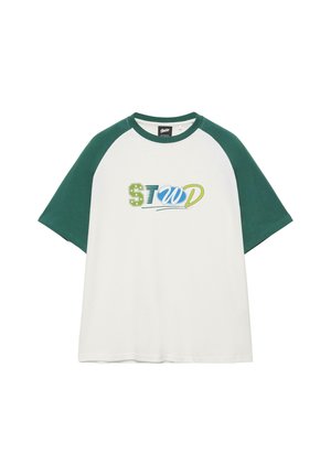 Biele tričko s tmavozelenými raglánovými rukávmi a golierom, s na prednej strane so štýlovým textom "STWD" v zelenej, modrej a žltej farbe.