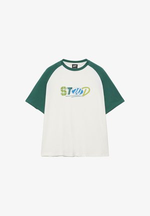 Wit T-shirt met donkergroene raglanmouwen en kraag, met gestileerde "STWD" tekst in groen, blauw en geel aan de voorkant.