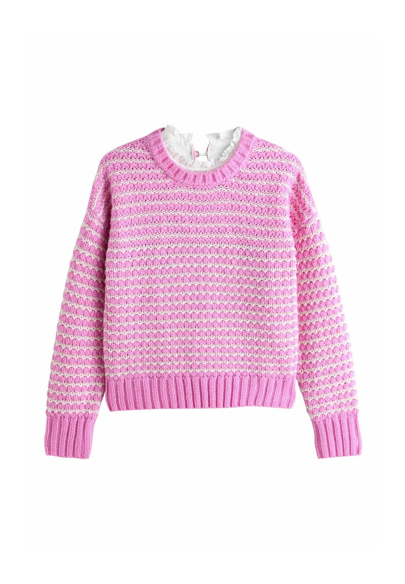 Teksturowany sweter w kolorze różowym z białymi paskami. Posiada ribbowany dekolt i dół, z dekoracyjnym falbaniastego kołnierza wystającym na zewnątrz.