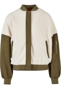 Bunda typu bomber z flísu s krémovým telom a olivovozelenými rukávmi, s vyhrnutou kapsou, rebrovanými manžetami a okrúhlym výstrihom.