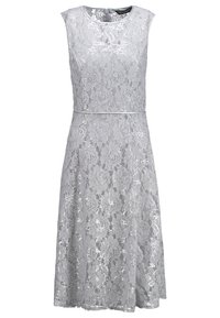 Ärmlös silvergrå spetsklänning med blommönster, figursydd midja, rund halsringning och knä-length A-linjeformad kjol.