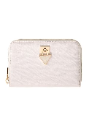 Portefeuille compact rose pâle avec fermeture éclair tout autour, en cuir texturé, avec un fermoir triangulaire doré à logo Guess sur le devant.