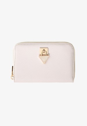 Portefeuille compact rose pâle avec fermeture éclair tout autour, en cuir texturé, avec un fermoir triangulaire doré à logo Guess sur le devant.