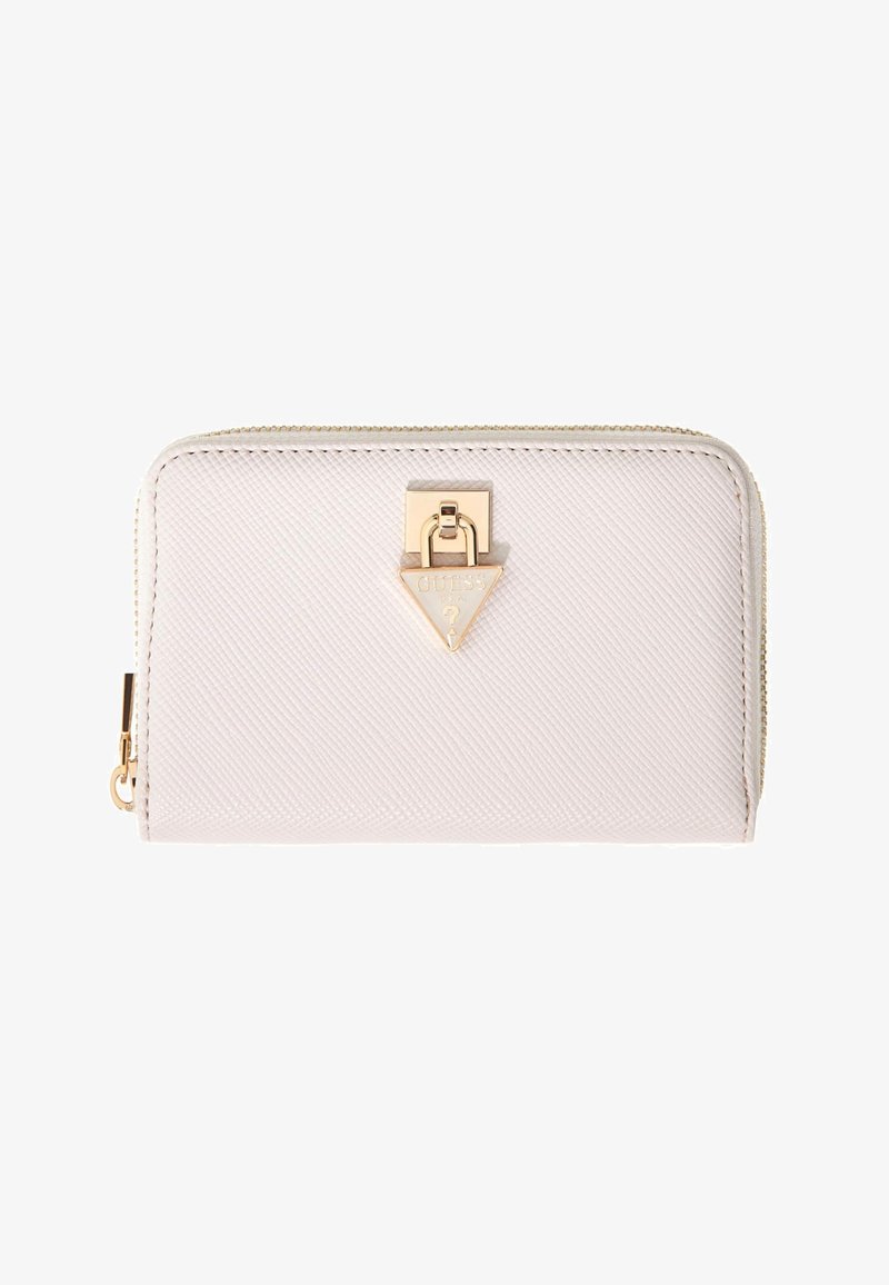 Portefeuille compact rose pâle avec fermeture éclair tout autour, en cuir texturé, avec un fermoir triangulaire doré à logo Guess sur le devant.