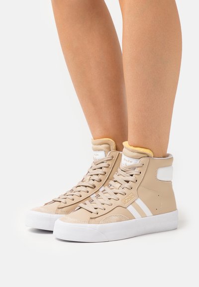 Polo Ralph Lauren COURT VULC MID - Baskets montantes - dune tan/white