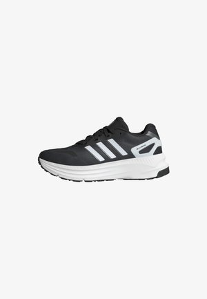 Baskets de sport noires avec des accents blancs, dessus en maille, talon renforcé et semelle extérieure en caoutchouc texturé. Présente trois rayures blanches sur le côté.