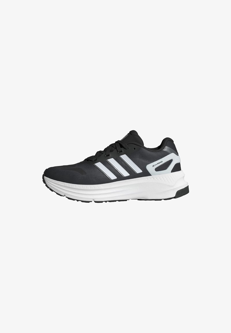 Čierne atletické topánky s bielymi akcentmi, sieťovaným zvrškom, zosilnenou pätou a textúrovanou gumovou podrážkou. Na boku sa nachádzajú tri biele pruhy.