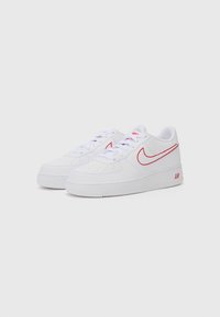 Hvide atletiske sneakers med overdækning af læder, flade snørebånd og rødt Swoosh-logo. Har polstret krave og struktureret gummisål.