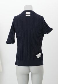 Granatowy sweter z krótkim rękawem, warkoczowy splot, z prążkowanym dołem, pokazany od tyłu na manekinie z widocznymi metkami marki i pielęgnacji.