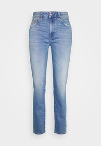 Jeans de mezclilla de tiro alto en azul claro. Presentan un corte recto, cinco bolsillos y un ligero desvanecimiento para un aspecto relajado.