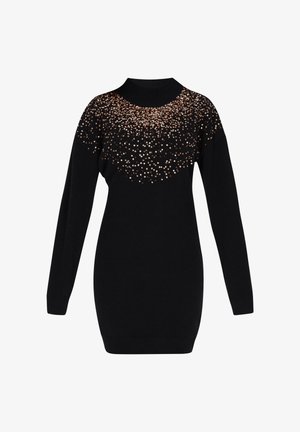 Czarna sukienka swetrowa z długimi rękawami, z teksturowanym wzorem ozdobionym miedzianymi cekinami wokół dekoltu.