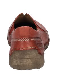 Scarpa in pelle rossa con design slip-on, punta arrotondata, dettagli cuciti e suola marrone texturizzata. La parte posteriore presenta un design con ritaglio.