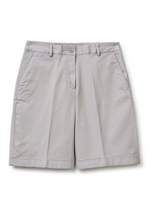 Lichtgrijze knielange shorts met knoopsluiting, riemlussen, plooien en voorzakken, plat gelegd op een witte achtergrond.