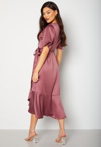 Bubbleroom FRILL WRAP SATIN MIDI DRESS - Jurk - mauve