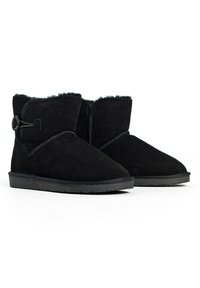 Botas de tobillo de ante negro con suave forro de piel, puntera redondeada y acento de botón. Presenta una suela de goma texturizada para mayor agarre.