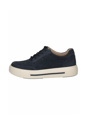 Sneaker di suede blu navy con dettagli perforati, punta rotonda, lacci neri e una suola in gomma bianca testurizzata con una striscia blu navy.