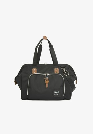 Borsa da viaggio in tessuto nero con dettagli in pelle marrone, zip argentata, tracolla regolabile e tasca anteriore con etichetta.