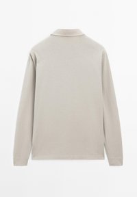 Lange mouw polo shirt in lichtgrijs, met een klassieke kraag en zachte stof. Eenvoudig ontwerp met rechte zoom en ribgebreide manchetten.