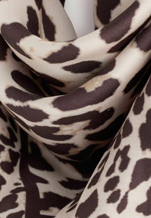 Glatter Stoff mit beigen und dunkelbraunen unregelmäßigen Leopardenmusterfalten, die Textur- und Musterdetails hervorheben.