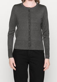 Szary kardigan z lekkiego materiału, z długimi rękawami, okrągłym dekoltem i złotymi guzikami na przodzie.
