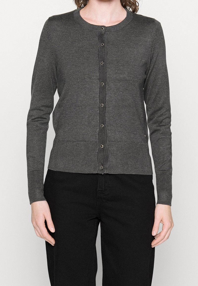 Szary kardigan z lekkiego materiału, z długimi rękawami, okrągłym dekoltem i złotymi guzikami na przodzie.