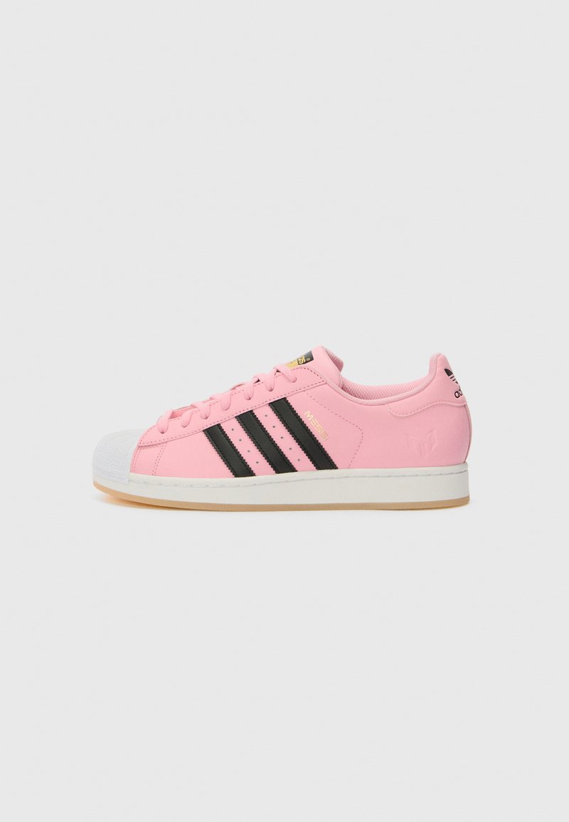 adidas Originals SUPERSTAR MESSI UNISEX - Chaussures de foot en salle - light pink/core black/gold-coloured