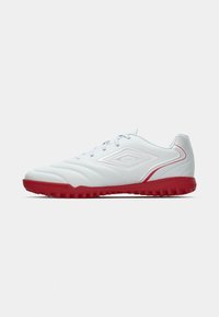 Botas de fútbol sintéticas blancas con suelas de goma rojas. Cuentan con un upper texturizado, cierre de cordones y un logo de la marca en relieve en el lateral.