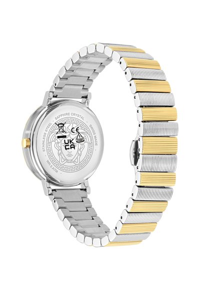 Montre-bracelet en métal argenté et doré montrant le dos avec une tête de Méduse gravée et des marques de certification.