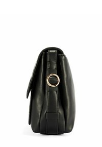 Czarna skórzana torba na bok z złożoną klapą i złotym okrągłym metalowym pierścieniem na regulowanym pasku.
