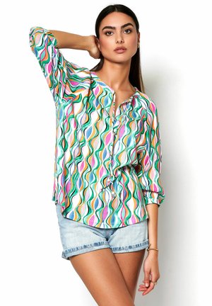 Farbige Bluse mit Knopfleiste, die ein Wellenmuster in Rosa, Grün und Blau zeigt, mit Dreiviertelärmeln und einem leicht lockeren Schnitt.