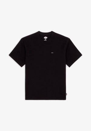 Černé bavlněné tričko s krátkými rukávy a kulatým výstřihem, na hrudi má malou nášivku s logem a má jednoduchý design bez vzorů nebo akcentů.