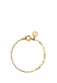 Goldene Armbandkette mit einer Mischung aus bunten Perlen in Grün, Gelb, Pink und Weiß, einem runden Verschluss und einem Markenanhänger.