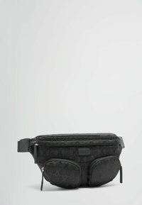 Marsupio in nylon nero con doppie tasche frontali, motivo a logo testurizzato, tracolla regolabile e dettagli in zip dorata. Design compatto e funzionale.