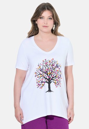 Hvid T-shirt med korte ærmer og V-hals, der har et farverigt trædesign. Træet har sorte grene og multicolor blade.