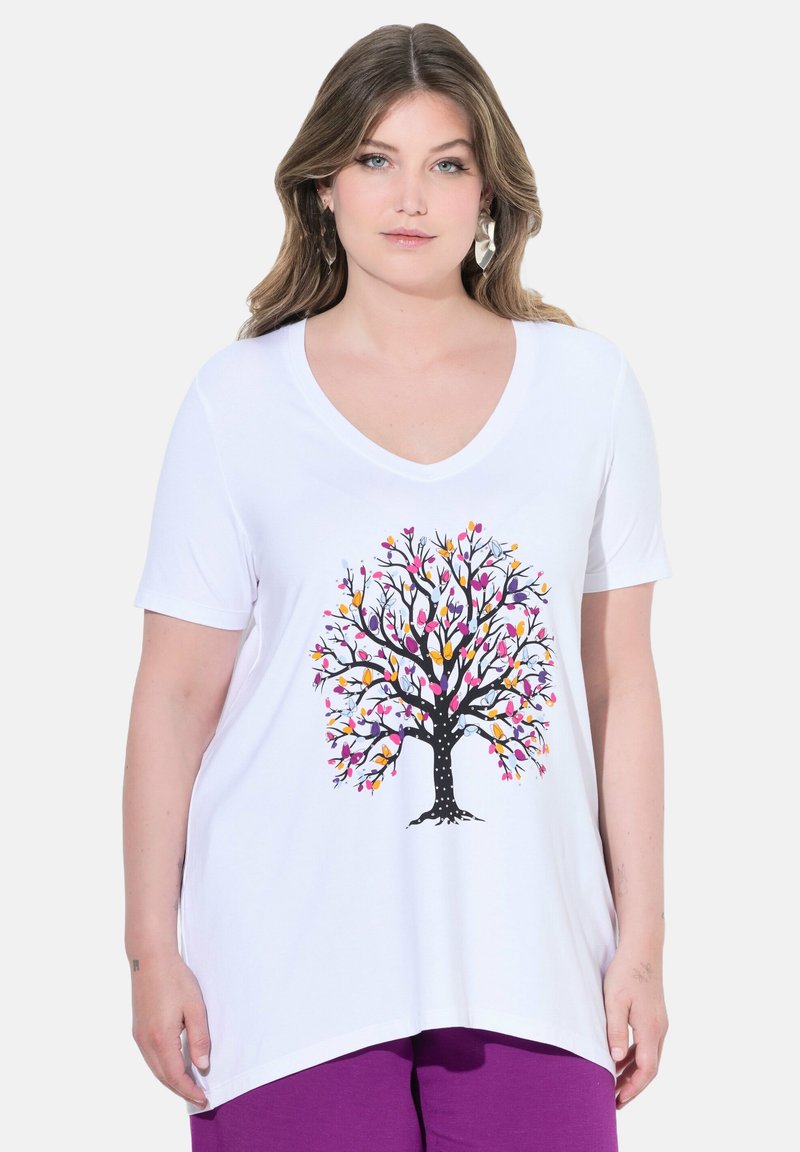 Vit kortärmad T-shirt med V-ringning som har en färgglad träddesign. Trädet har svarta grenar och flerfärgade löv.