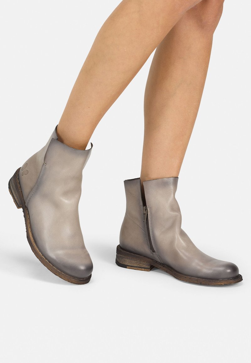 Botines en cuero gris en degradé con un acabado suave. Cuentan con una cremallera lateral y un tacón bajo apilado.