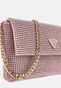 Rosa clutch-väska täckt med rhinestones, med ett guldfärgat kedjehandtag och en triangulär metalllogotyp på framsidan.