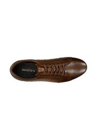 Sneaker in pelle marrone con punta arrotondata, tomaia texturizzata e lacci piatti. Presenta il logo sulla soletta, cuciture a contrasto e suola flessibile.