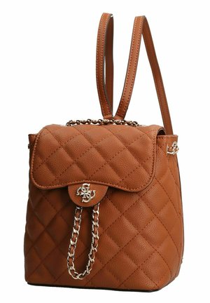 Sac à dos en cuir matelassé marron avec fermeture à rabat, accents en chaîne dorée et bretelles en cuir réglables.