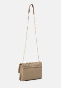 Borsa a tracolla beige trapuntata con catena dorata e chiusura a pattina. Texture liscia e forma rettangolare con un design compatto.