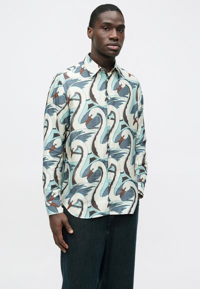 Košeľa s dlhým rukávom na gombíky s motívom labute v svetlomodrej, bielej a hnedej farbe na krémovom pozadí, vyrobená z hladkej látky.