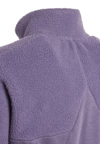 Lila fleece-jacka med hög krage och strukturerad tyg. Har en slät, kontrasterande panel på ena sidan. Mysig och varm design.