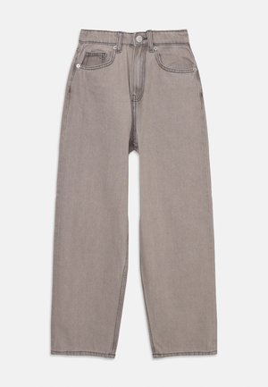Vaqueros de mezclilla gris con un diseño de cintura alta y pernera ancha, y costuras visibles. Presenta bolsillos frontales y un cierre de botón.