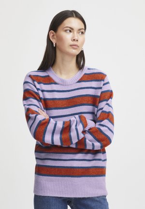 Pull rayé avec une base lilas et des rayures horizontales rouges et bleues, fabriqué en matériau doux, conçu avec un col rond et un ourlet côtelé.
