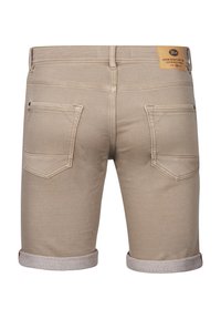 Shorts en denim beige avec ourlet retroussé, deux poches arrière et une étiquette de marque visible sur la taille. Texture lisse et design décontracté.