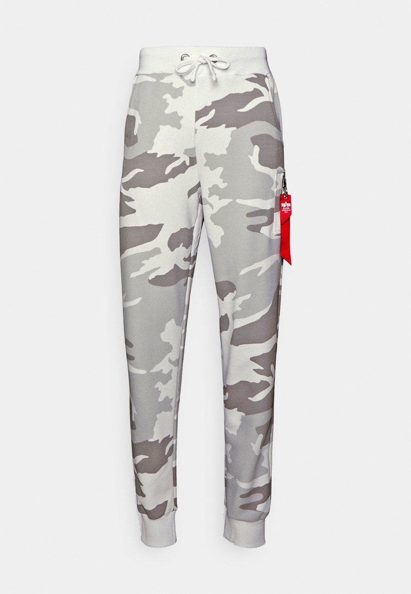 Harmaat ja valkoiset slim-fit-kamouflage-jogger-housut, joissa on ribberöidyt hihat, naruvyötärö, sivutasku ja punainen vetoketjun vedin valkoisella taustalla.